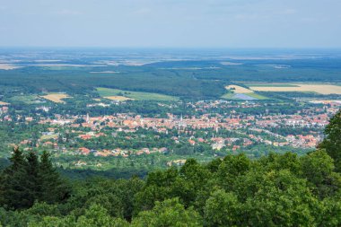 Uzak bir Macaristan 'dan Koszeg binaları ve çevre alanının manzarasının üzerinde