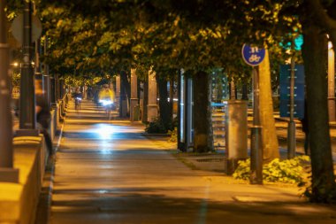 Bulanık bisikletçiler, taş duvarlar ve ağaçlar, Budapeşte, Macaristan