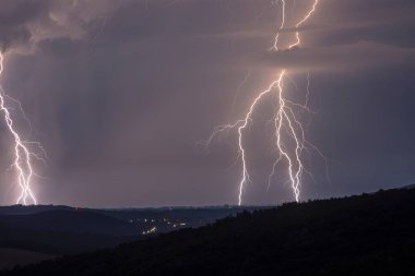 Geceleri manzaralı devasa detaylı fırtına yıldırımları.