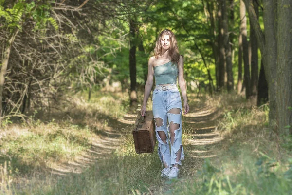 Mladá Žena Kráčí Lesní Cestě Starým Hnědým Kufříkem — Stock fotografie