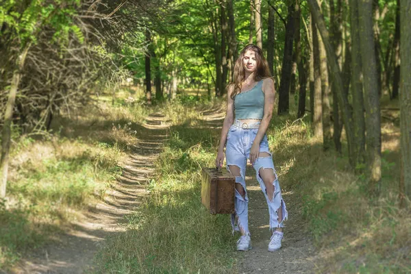 Giovane Donna Piedi Strada Sterrata Foresta Tenendo Una Vecchia Valigia — Foto Stock