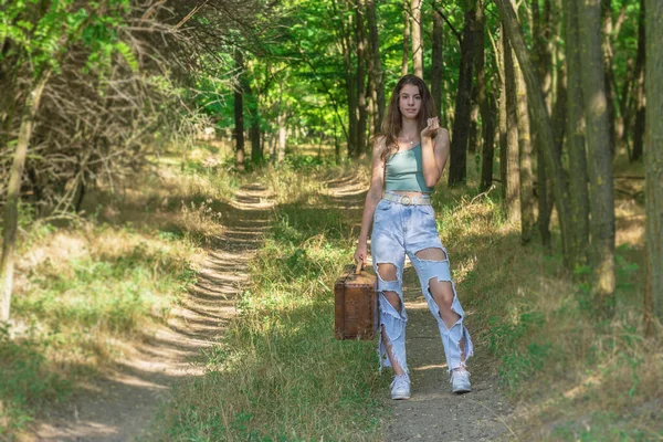 Mladá Žena Stojící Lesní Cestě Držící Starý Hnědý Kufr — Stock fotografie