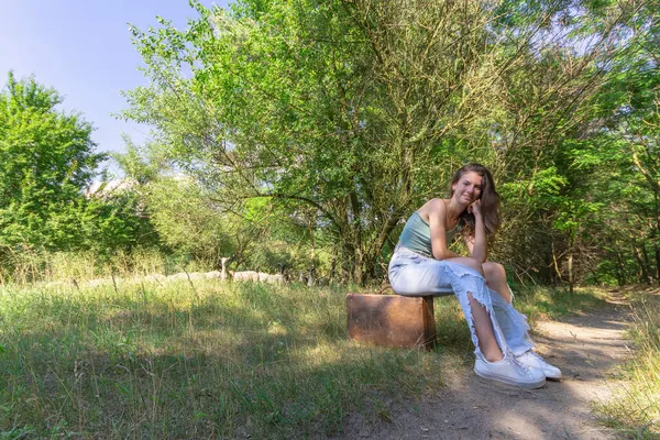 Jeune Femme Assise Sur Une Vieille Valise Brune Dans Chemin — Photo