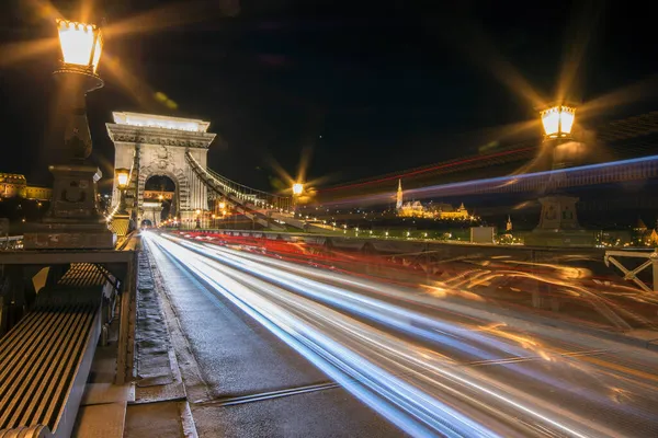 Hämärtyneet Liikennevalot Budapest Chain Bridge Tiellä Yöllä — kuvapankkivalokuva