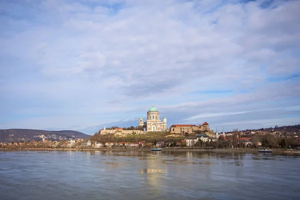 Esztergom Basilikan Bergstoppen Med Donau Ungern — Stockfoto