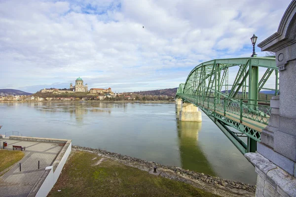 Tepedeki Esztergom Bazilikası Tuna Nehri Üzerindeki Maria Valeria Köprüsü Macaristan — Stok fotoğraf