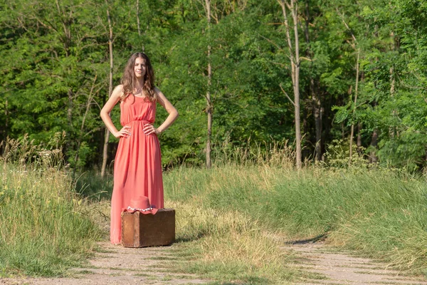 Junge Frau Rotem Kleid Steht Mit Altem Braunem Koffer Waldweg — Stockfoto