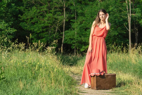 Junge Frau Rotem Kleid Lauscht Mit Altem Braunem Koffer Waldweg — Stockfoto