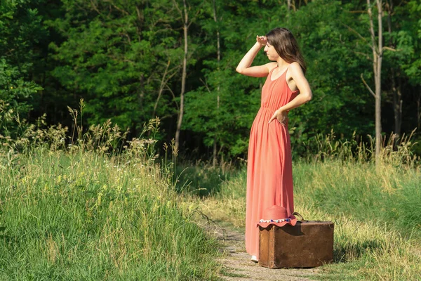 Junge Frau Rotem Kleid Steht Mit Altem Braunem Koffer Waldweg — Stockfoto