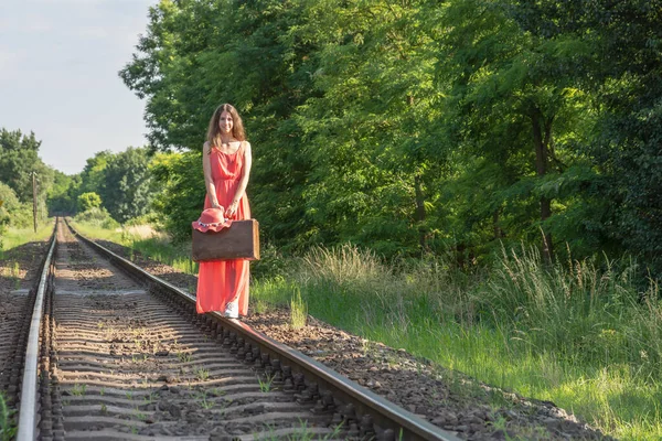 Giovane Donna Abito Rosso Bilanciamento Rotaie Con Vecchia Valigia Marrone — Foto Stock