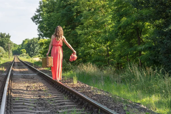 Giovane Donna Abito Rosso Equilibrio Rotaie Con Vecchia Valigia Marrone — Foto Stock