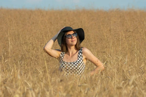 Giovane Donna Con Occhiali Sole Cappello Nero Piedi Semi Coperto — Foto Stock