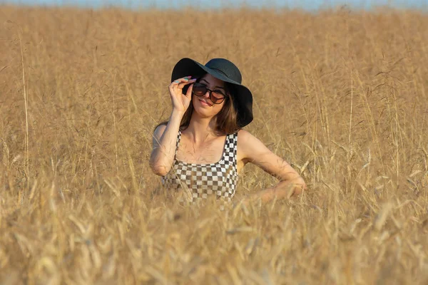 Giovane Donna Con Occhiali Sole Cappello Nero Piedi Semi Coperto — Foto Stock