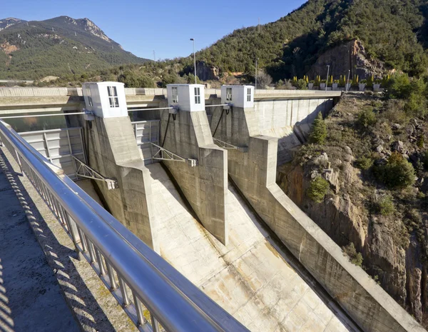 Puertas cerradas de la presa de Baells — Foto de Stock