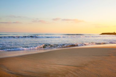 Sahilde gün batımı