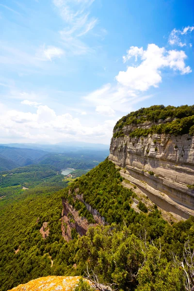 Tavertet sau rezervuar üzerinde kayalıklarla — Stok fotoğraf