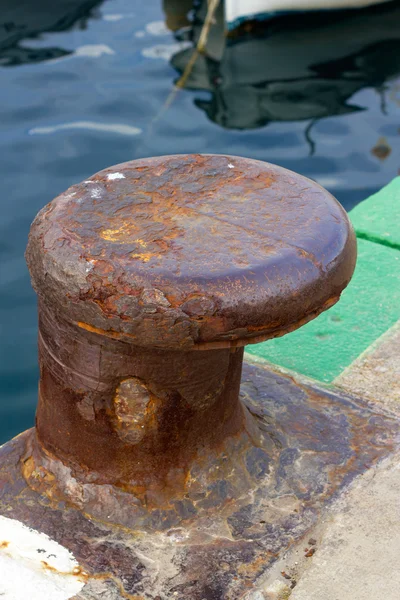 Oud ijzer boot aanmeren — Stockfoto