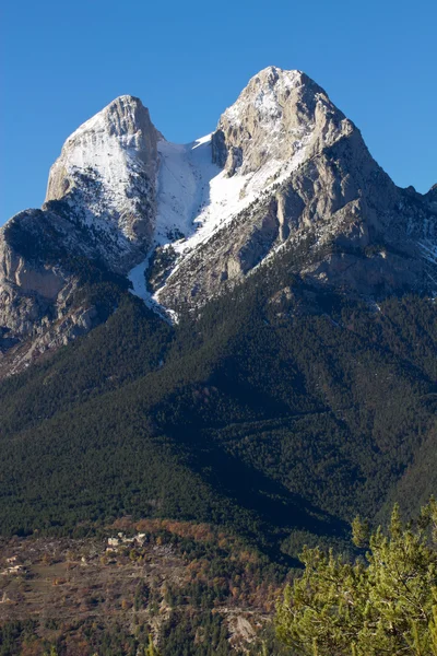 El pedraforca ze śniegu w zimie — Zdjęcie stockowe