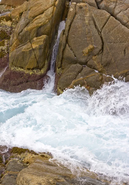 Havet vågor bland stenarna — Stockfoto