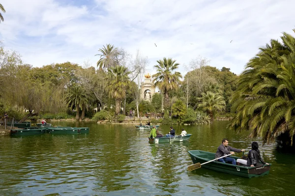 Turistas en barcos en el parque de la Ciutadella — Foto de Stock