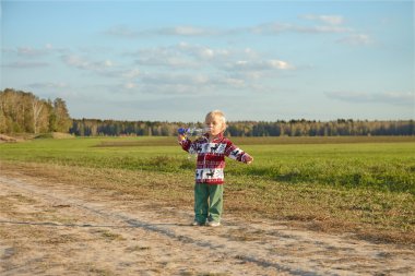 küçük çocuk üfleme kabarcıklar