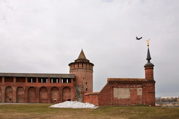 Torn och en vägg av colomna Kreml — Stockfoto