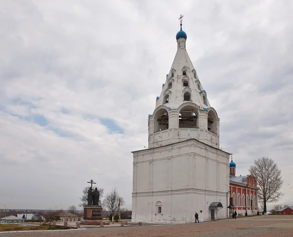 Klockstapel med monument av saints Kyrillos och Methodios — Stockfoto