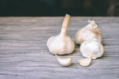 Taze beyaz sarımsak yakın plan. Boşluğu kopyala