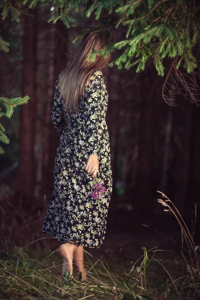 Młoda Piękna Kobieta Czarnej Letniej Sukience Wchodząca Lasu Boso — Zdjęcie stockowe