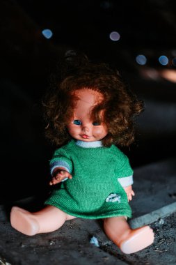 Yeşil elbiseli yaşlı bebek oturuyor. Cadılar Bayramı konsepti