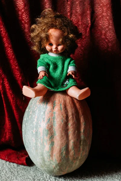 Muñeca Vieja Sentada Calabaza Delante Del Fondo Rojo Concepto Halloween — Foto de Stock