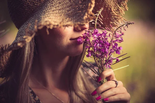 Jeune Femme Avec Chapeau Été Sentant Les Fleurs Violettes — Photo