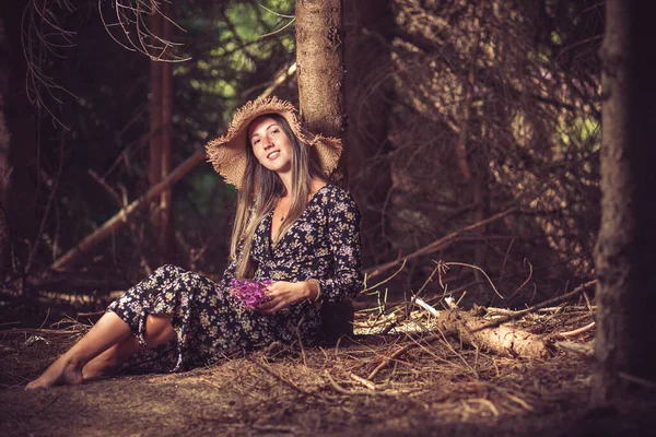 Молодая Женщина Летней Шляпе Сидит Лесу Дерева — стоковое фото