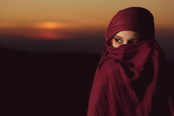 Portrait Une Belle Jeune Femme Arabe Avec Écharpe Rouge Espace — Photo
