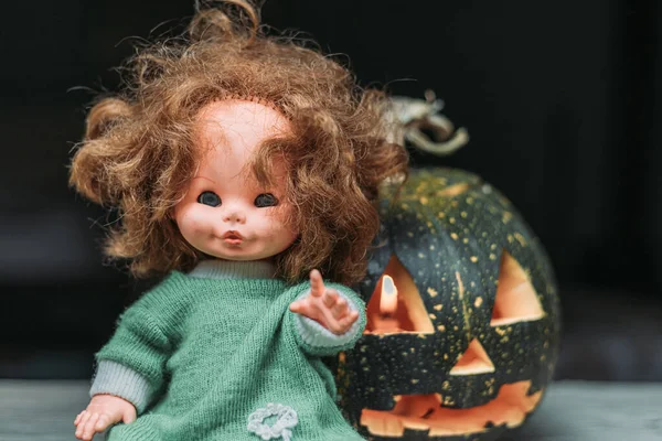 Close Labu Diukir Dengan Boneka Tua Vintage Konsep Dekorasi Halloween — Stok Foto