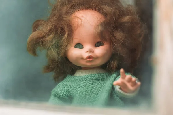 窓から見える古い人形のクローズアップ ハロウィンのコンセプト — ストック写真