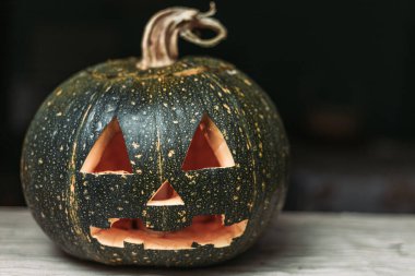 Oyulmuş balkabağına yakın plan. Cadılar Bayramı dekorasyon konsepti