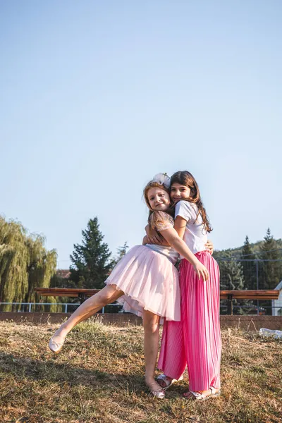 Duas Miúdas Giras Abraçar Amizade Infantil — Fotografia de Stock