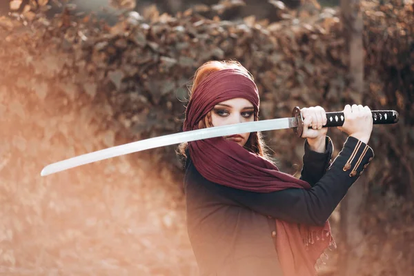 Εξωτερικό Πορτραίτο Νεαρής Γυναίκας Πειρατική Στολή Που Κρατάει Σπαθί Απόκριες — Φωτογραφία Αρχείου