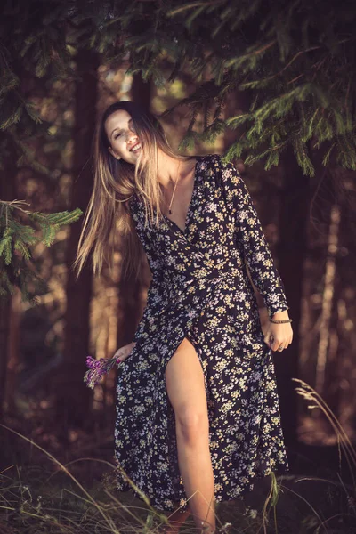 Jovem Bela Mulher Vestido Verão Preto Saindo Floresta — Fotografia de Stock