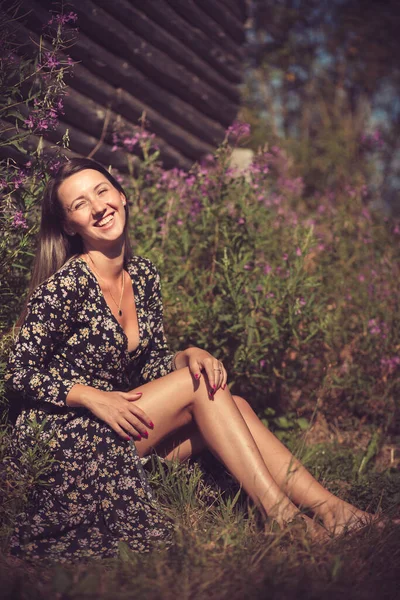 Jeune Fille Robe Été Assis Dans Herbe Souriant — Photo