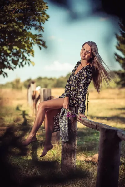 Jonge Vrouw Zomerjurk Zittend Het Houten Hek — Stockfoto