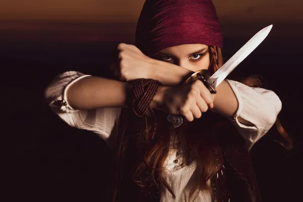 Retrato Aire Libre Una Joven Mujer Traje Pirata Con Cuchillo — Foto de Stock