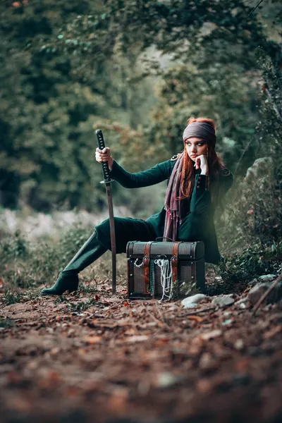 Retrato Livre Jovem Fêmea Pirata Com Uma Espada — Fotografia de Stock