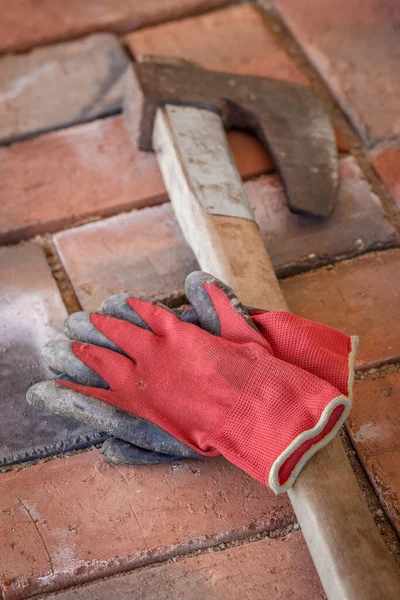 Gants Construction Usagés Jetés Sol Avec Une Hache — Photo