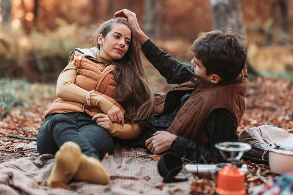 ロマンチックなカップルが森の中でピクニックをしている 秋の波 — ストック写真