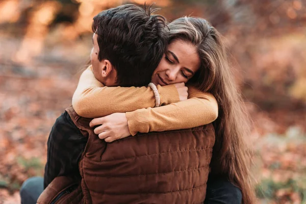 Young Romantic Couple Tight Embrace Woods Autumn Time — Stock Photo, Image