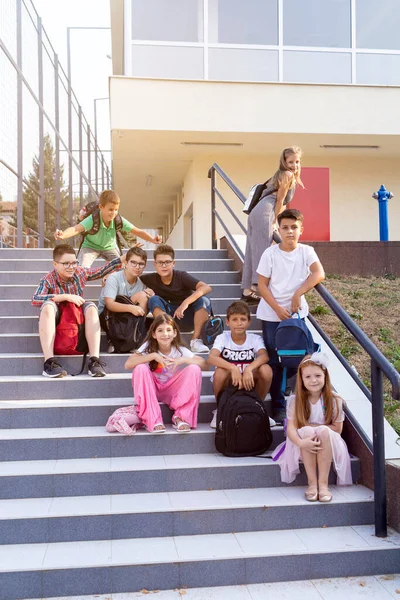 Grupo Niños Primaria Divirtiéndose Antes Clases Sentados Las Escaleras Regreso —  Fotos de Stock