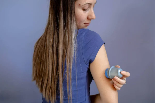 Koluna glikoz izleme bandı takan bir kız