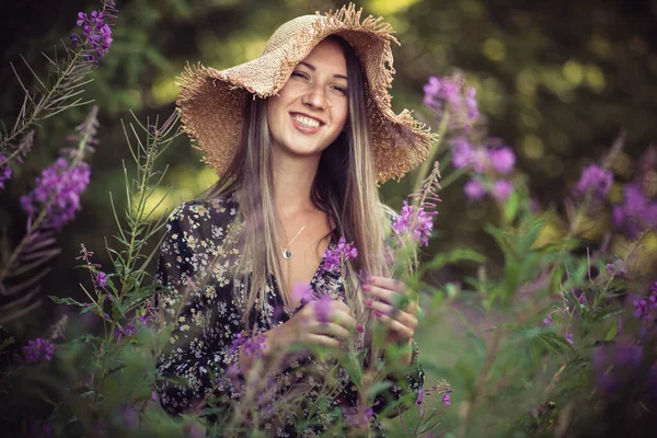 Mujer Joven Con Sombrero Verano Rodeado Flores Púrpuras — Foto de Stock